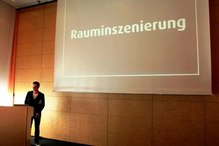 Bild: Die Alliteration räumlicher Inszenierung