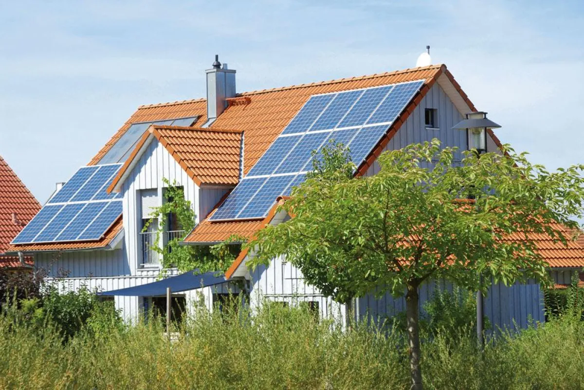 Ein Feuerwehrschalter unterbricht auf Knopfdruck die elektrische Spannung zwischen Solarmodulen und Wechselschalter. (Foto: Eaton)