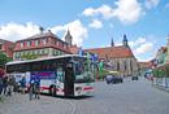 Am 3. Juni ist Europäischer Tag des Fahrrads: Der Radler im Sattel, das Gepäck im Bus Bild: Am 3. Juni ist Europäischer Tag des Fahrrads: Der Radler im Sattel, das Gepäck im Bus