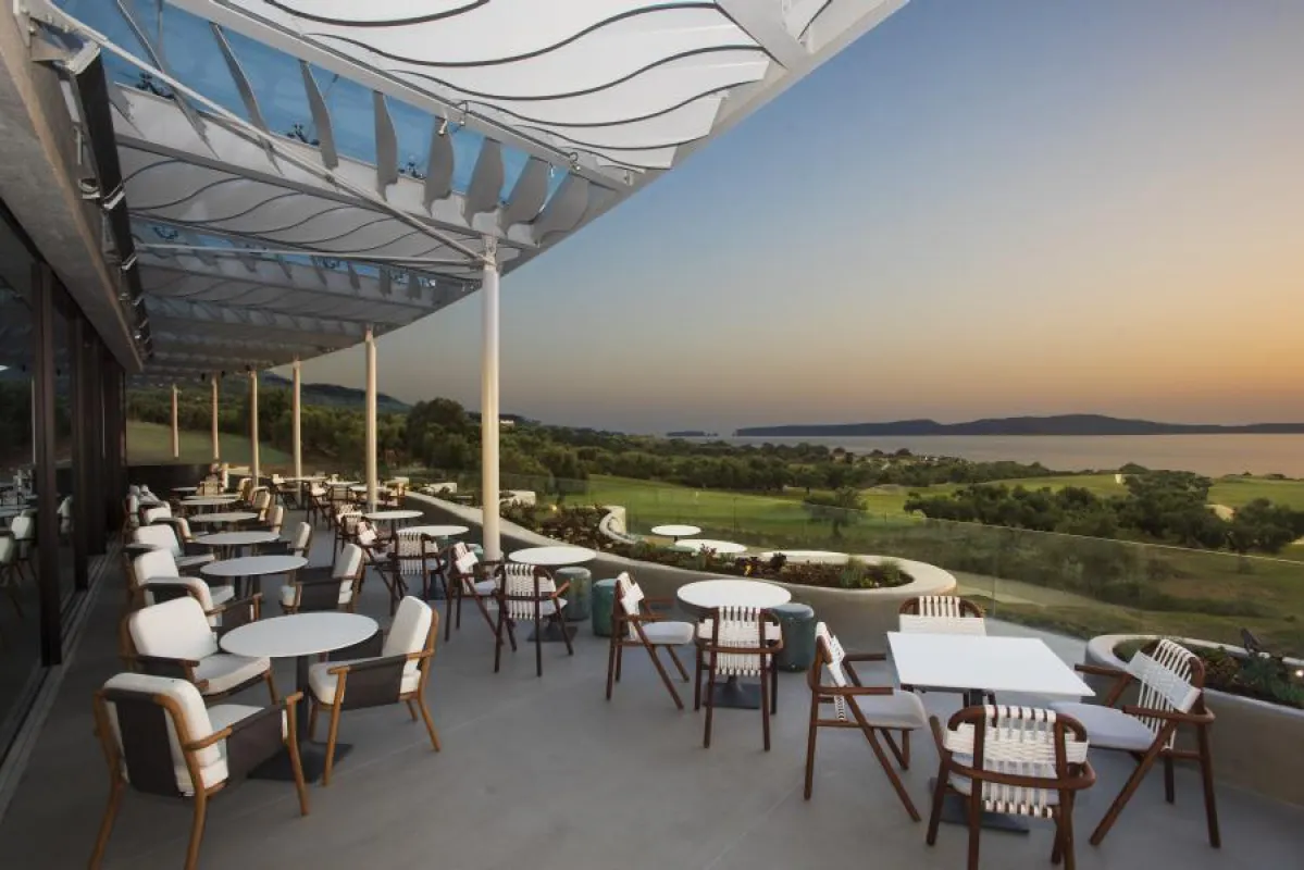 Bay Clubhouse Terrasse © Costa Navarino
