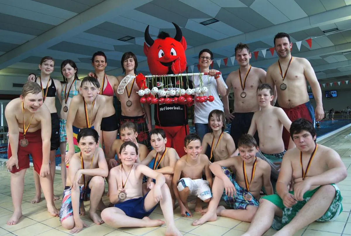 Die Red Devils übergaben eine Spende an die Deutsche Knochenmarkspenderdatei (DKMS)