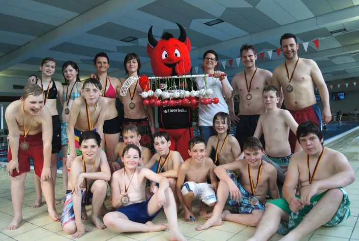 Floorball-Nachwuchs stieg für guten Zweck ins Wasser Bild: Floorball-Nachwuchs stieg für guten Zweck ins Wasser