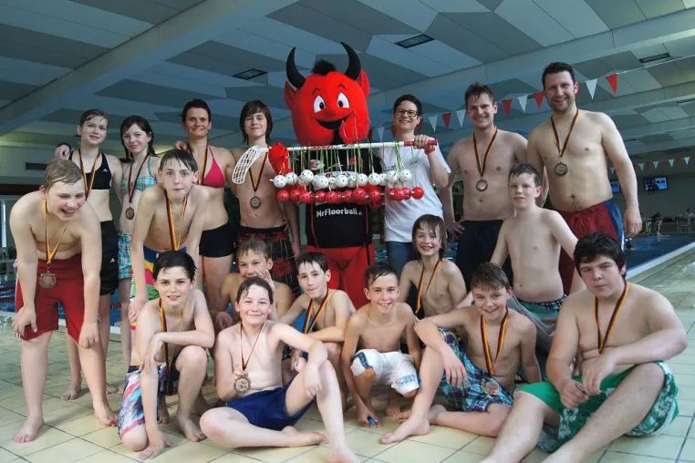Floorball-Nachwuchs stieg für guten Zweck ins Wasser Bild: Floorball-Nachwuchs stieg für guten Zweck ins Wasser