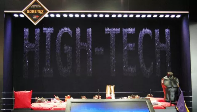 Bild: watershow.de gestaltet lebendige Watergraphic für Messestand von Gore-Tex