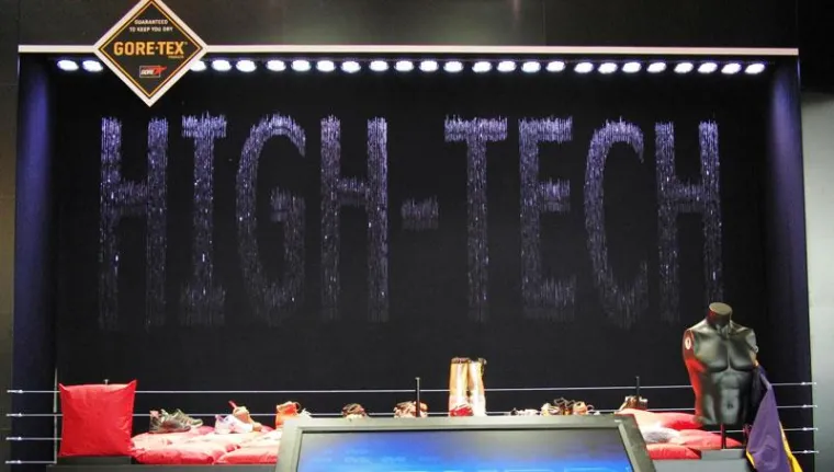 Bild: watershow.de gestaltet lebendige Watergraphic für Messestand von Gore-Tex