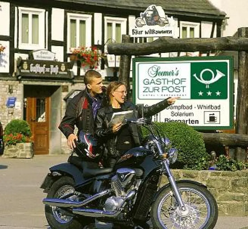 Motorradfahrer fühlen sich in Seemer's Hotel und Gasthof Zur Post wohl.