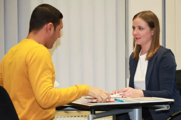 Bild: Fast 1000 Geflüchtete im letzten Jahr beschäftigt