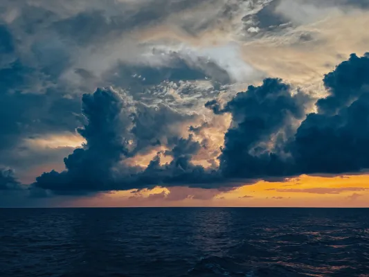 Bild: Aerosole und Wolken in verschmutzen Regionen wachsen schneller.