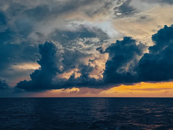 Bild: Aerosole und Wolken in verschmutzen Regionen wachsen schneller.
