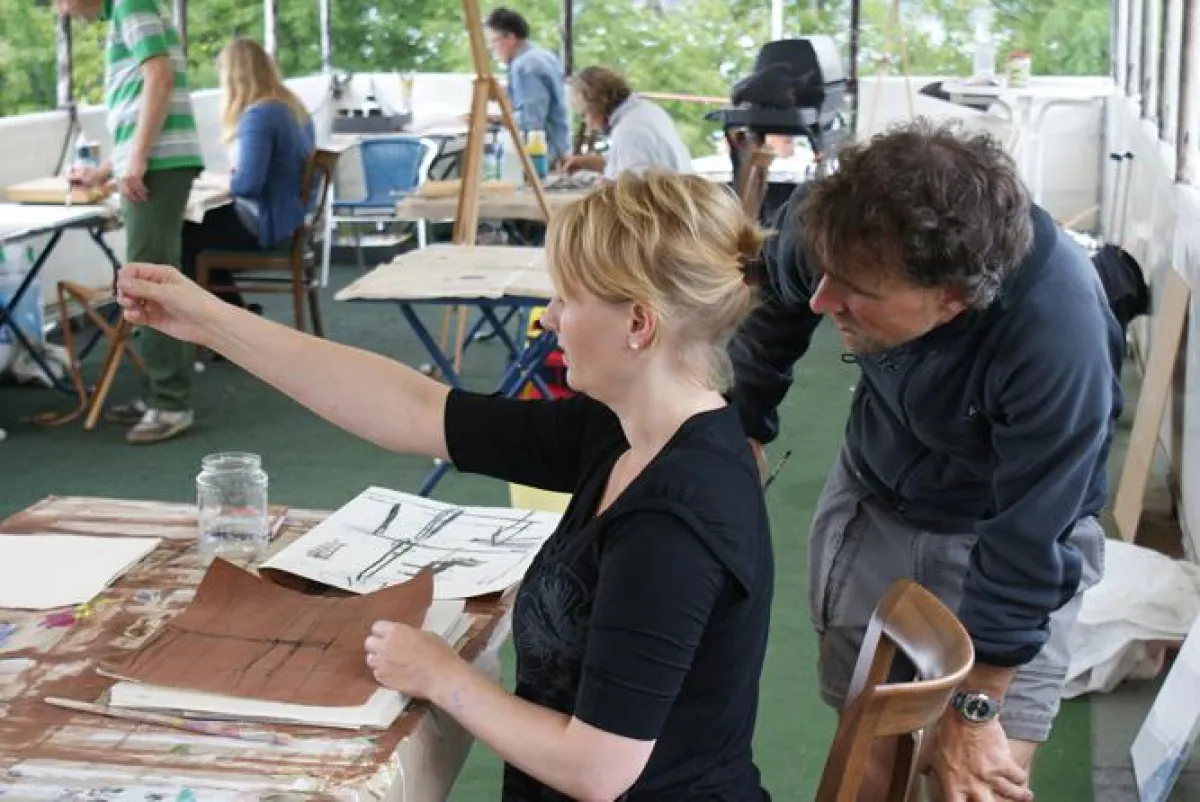 Dozent Jörg Ernert mit einer Kursteilnehmerin