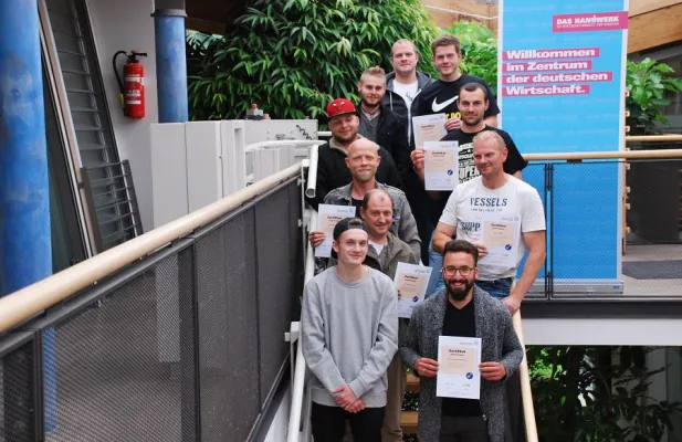 Stuckateur-Facharbeiter erfolgreich zum Azubi-Trainer qualifiziert Bild: Stuckateur-Facharbeiter erfolgreich zum Azubi-Trainer qualifiziert