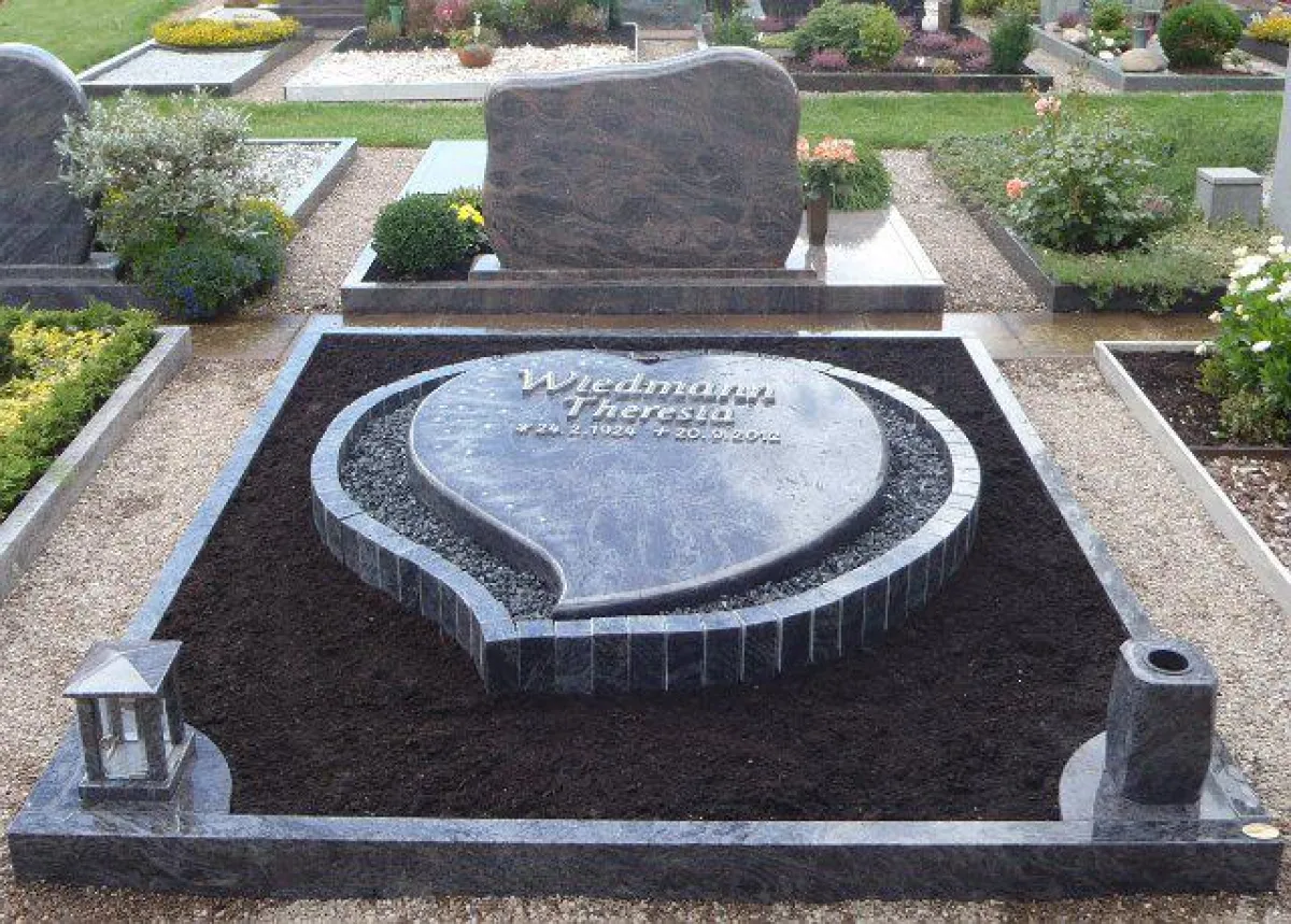 Liegendes Grabmal in Herzform aus Granit gefertigt