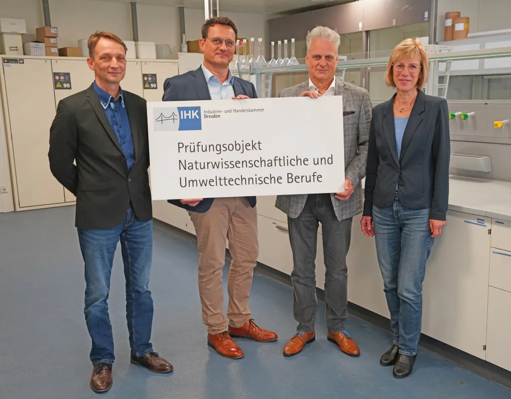Übergabe des offiziellen IHK-Prüfungsstandort-Schilds an die SBG Dresden (© Sächsische Bildungsgesellschaft für Umweltschutz und Chemieberufe Dresden mbH)