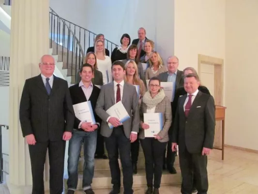 Hohe Abschlussquote bei Weiterbildung in der Immobilienwirtschaft: IHK-Zertifikate für Immobilien-Fachwirte Bild: Hohe Abschlussquote bei Weiterbildung in der Immobilienwirtschaft: IHK-Zertifikate für Immobilien-Fachwirte