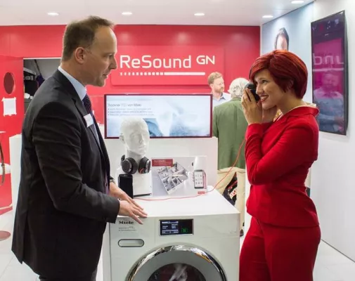 Bild: Smarte Hörgeräte brillieren auf IFA: viel Anerkennung für Systempartnerschaft von ReSound und Miele