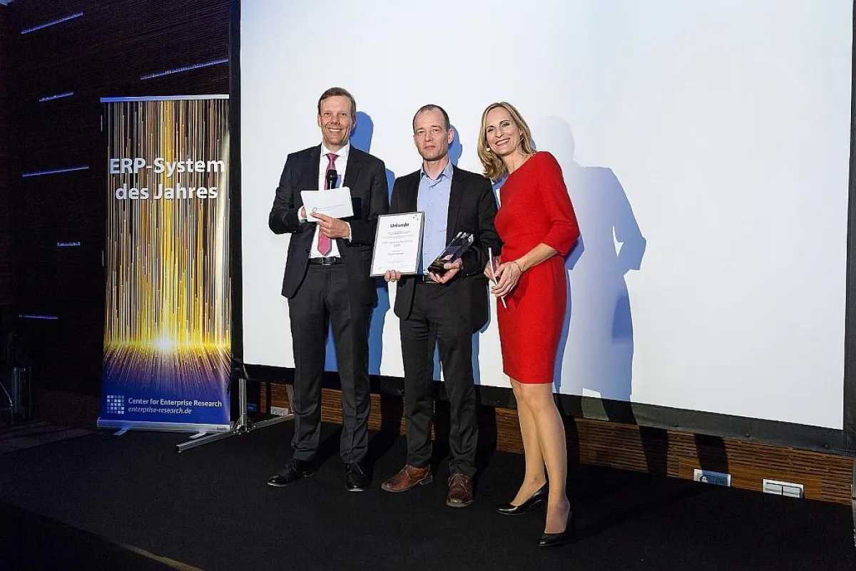 Boris Gebauer (Bildmitte) erhält die Auszeichnung vom CER.