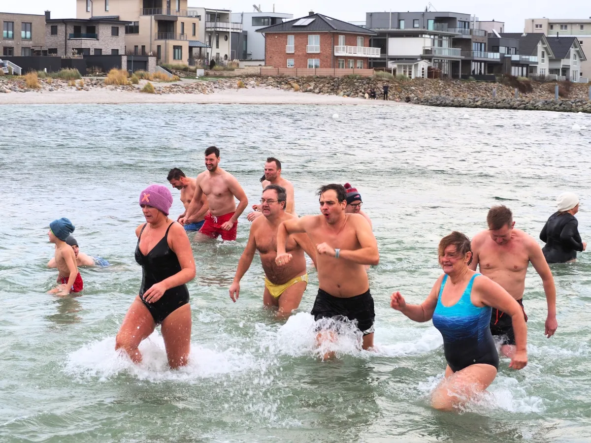 Die Premiere des Neujahrs-Anbaden in 2023 war ein großartiger Erfolg (© Die FERIENHAUS-AGENTUR GmbH)