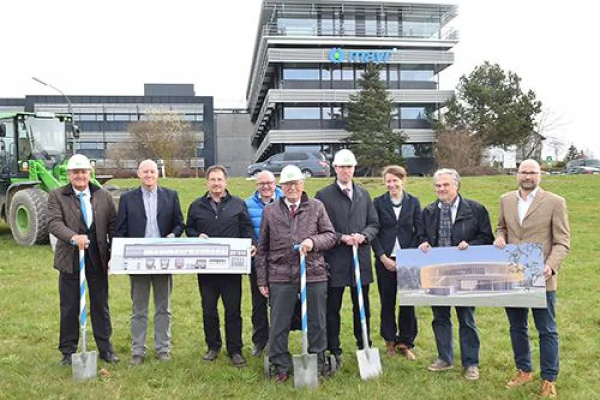 Spatenstich bei Mayr Antriebstechnik: Startschuss für neues Kommunikationszentrum und neue Halle