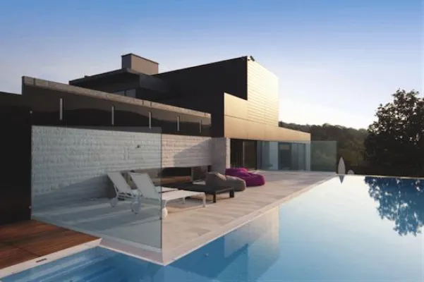 Bild: DAVENTO Ganzglas-System für Wind- und Sichtschutz: Modernes Outdoor-Living mit freitragender Glasarchitektur