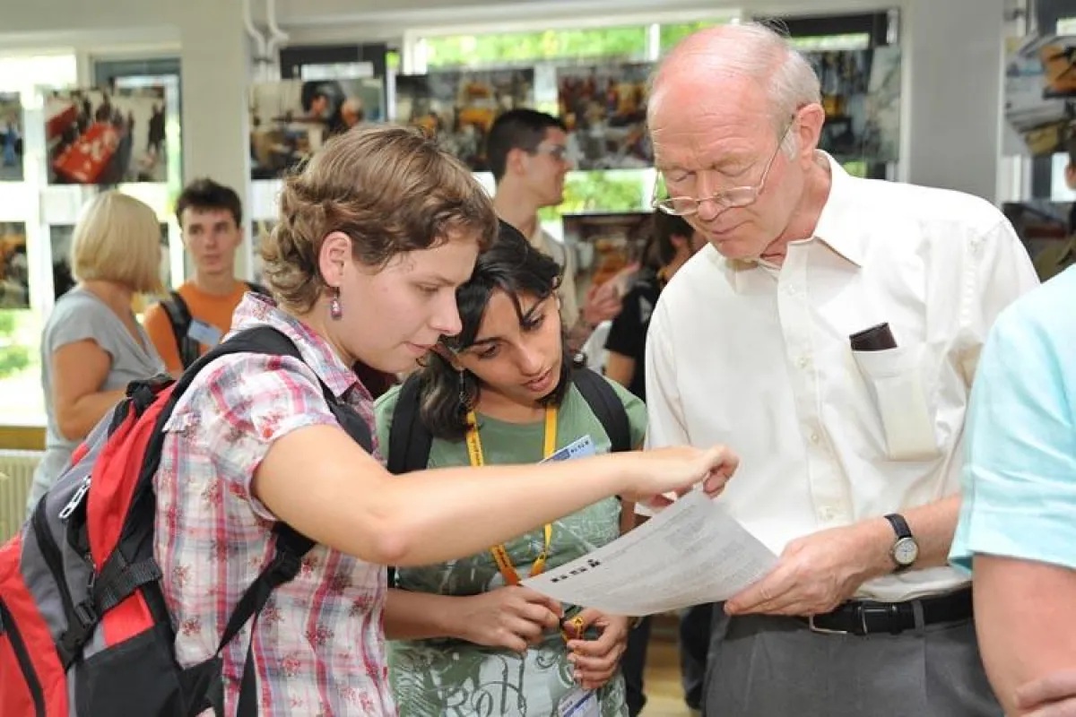 Prof. Dr. Reinhard Neumann, Leiter der Abteilung Materialforschung am GSI Helmholtzzentrum, mit Studentinnen des Sommer-Studenten-