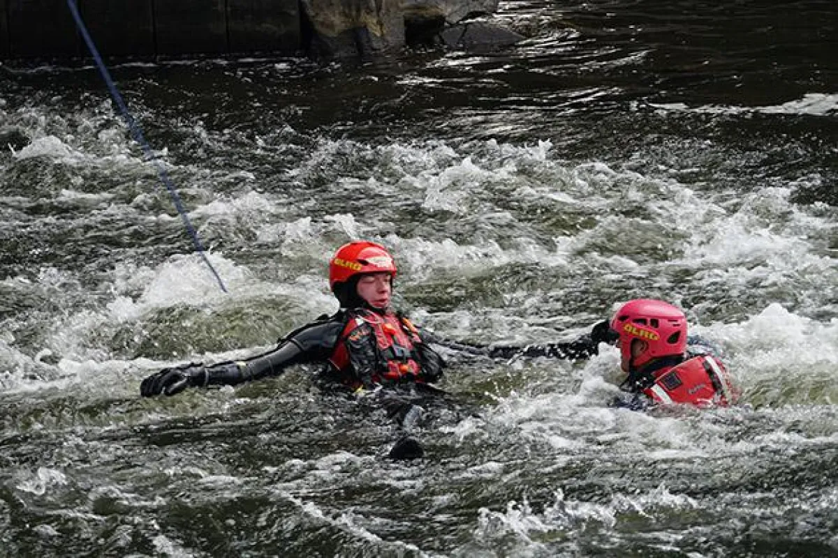 DLRG Büren Strömungsretter Leon Just rettet um eine im Fluss treibende Person.