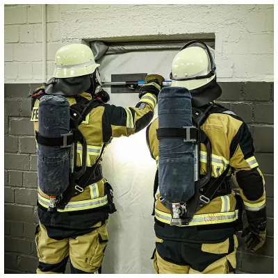 Dönges präsentiert den Rauchschutzvorhang Smoke Defender Bild: Dönges präsentiert den Rauchschutzvorhang Smoke Defender