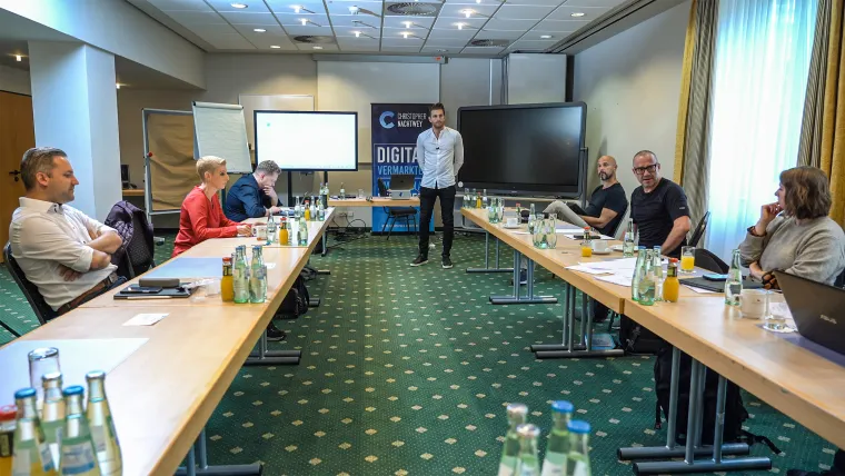 Großer Andrang: Business-Mentor Christopher Nachtwey lädt ein zur ersten digitalen Unternehmerkonferenz Bild: Großer Andrang: Business-Mentor Christopher Nachtwey lädt ein zur ersten digitalen Unternehmerkonferenz