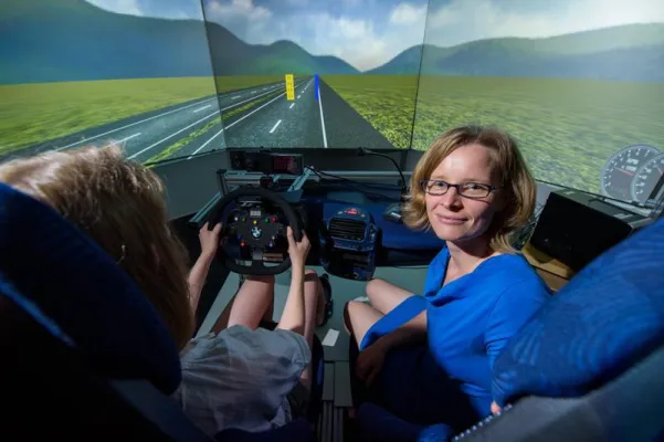 Bild: IAA 2017: Saarbrücker Forscher belegen, dass Sprache Senioren beim Autofahren stärker ablenkt