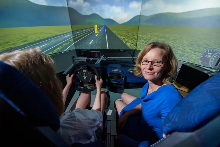 Bild: IAA 2017: Saarbrücker Forscher belegen, dass Sprache Senioren beim Autofahren stärker ablenkt