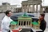 Bild: Brandenburger Tor und Berliner Dom gibt es seit heute auch im Miniformat in Berlin