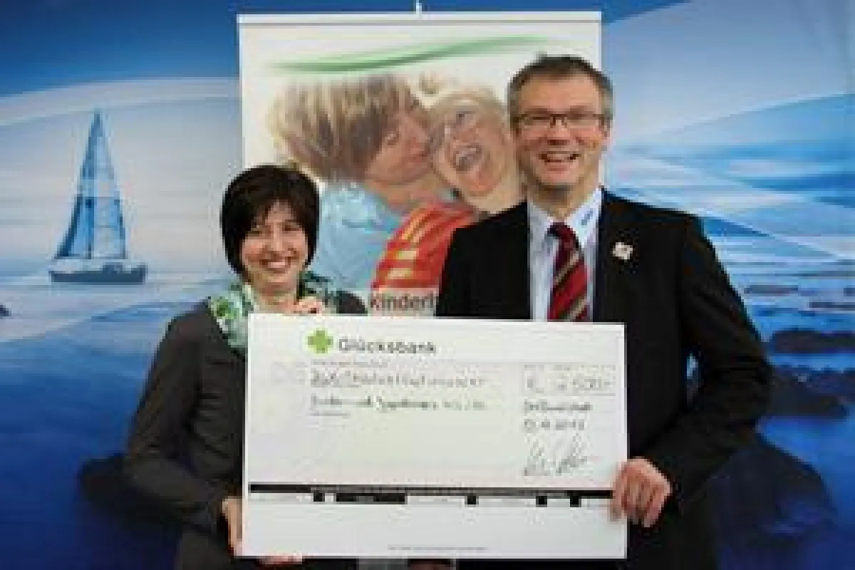 Claudia Bauer-Herzog freut sich über eine Weihnachtsspende von apsec in Höhe von 2.500 Euro