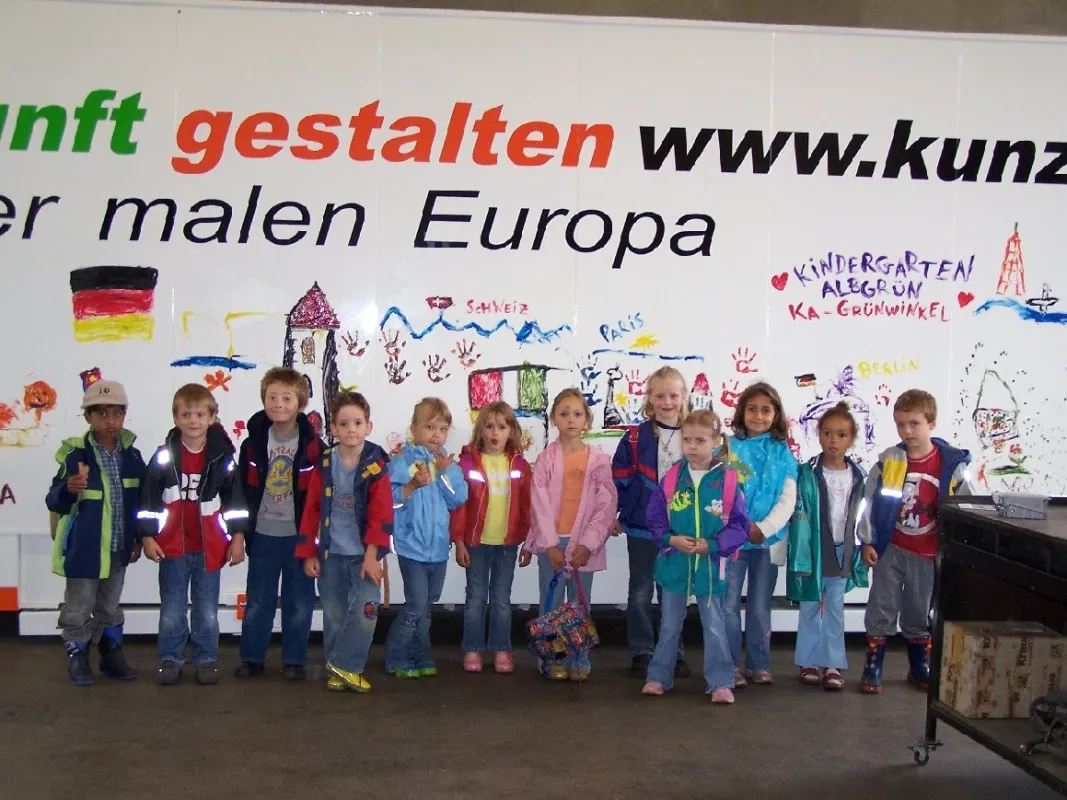 Die kleinen Künstler vor Ihrem Werk