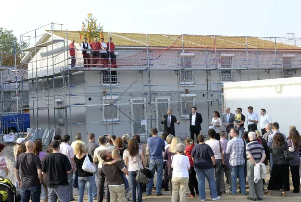 Bild: 2 Richtfeste für 227 Häuser - Deutsche Reihenhaus feiert in Eppelheim und Mannheim