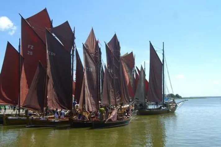 Bild: Braune Segel auf dem Darß – Die Saison der Zeesboote ist eröffnet!