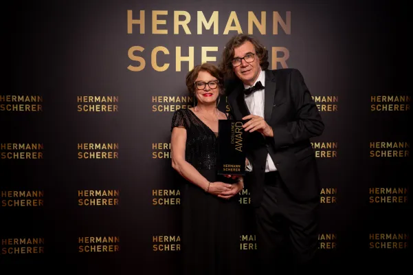 Bild: Rekord-Slam Wiesbaden: Düsseldorfer Expertin Dr. Lehmann begeistert mit Rede zu Unternehmenskreativität