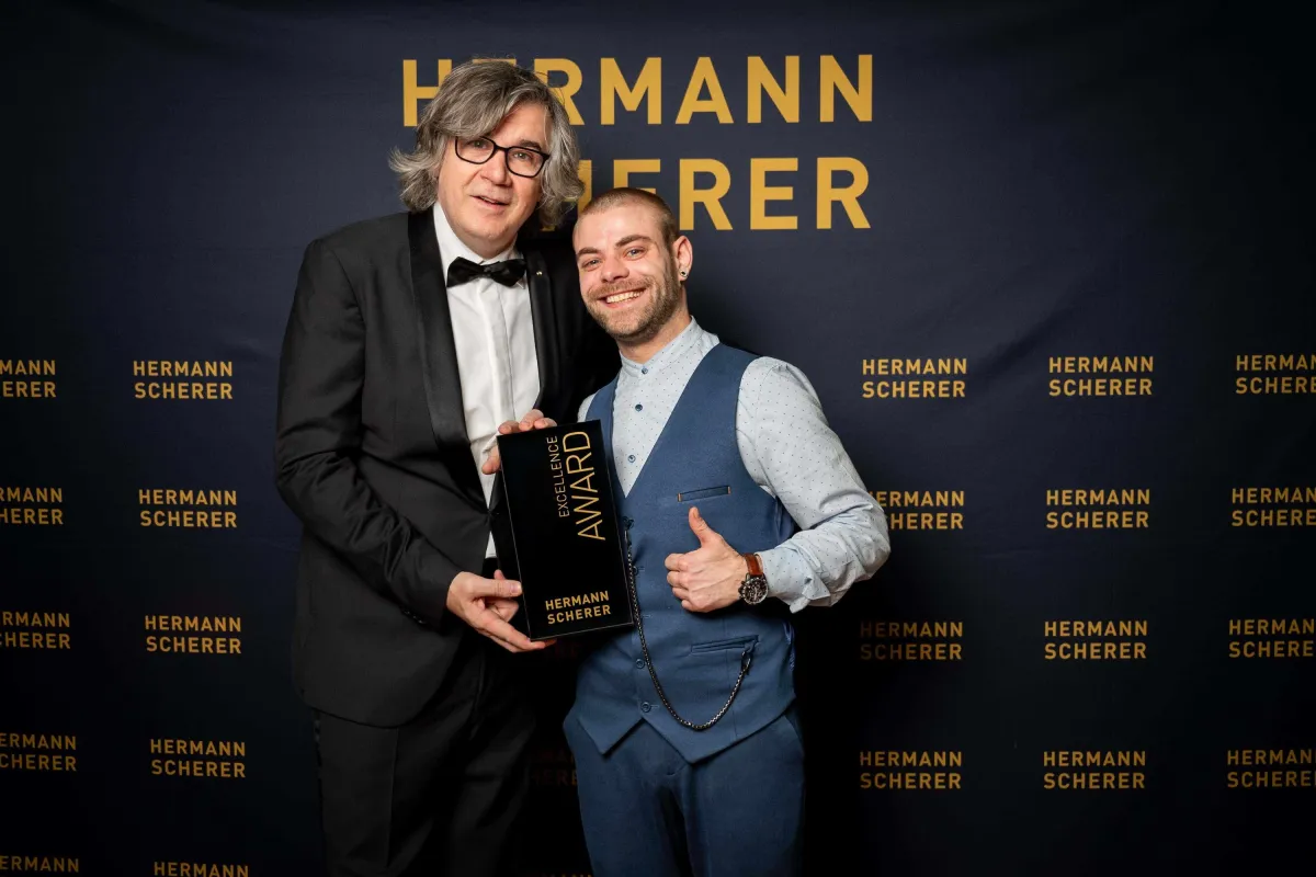 Keven Muttschall erhält seinen Excellence Award (© Justin Bockey)