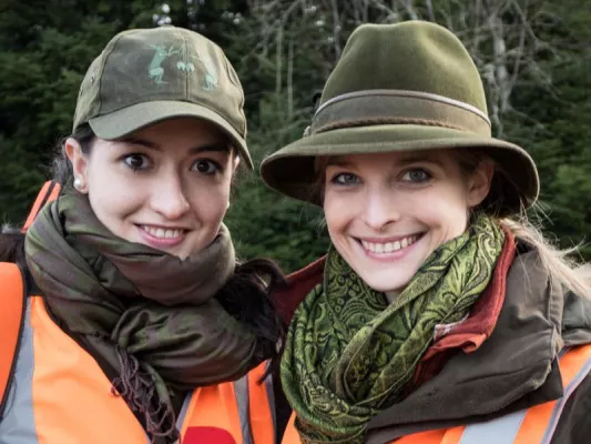 Bild: Internationaler Weltfrauentag am 8. März – Jagdscheinboom bei Frauen in Bayern