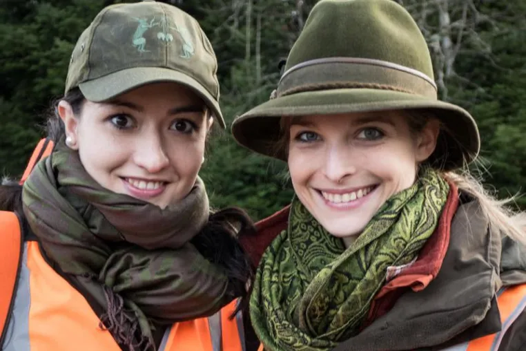 Bild: Internationaler Weltfrauentag am 8. März – Jagdscheinboom bei Frauen in Bayern