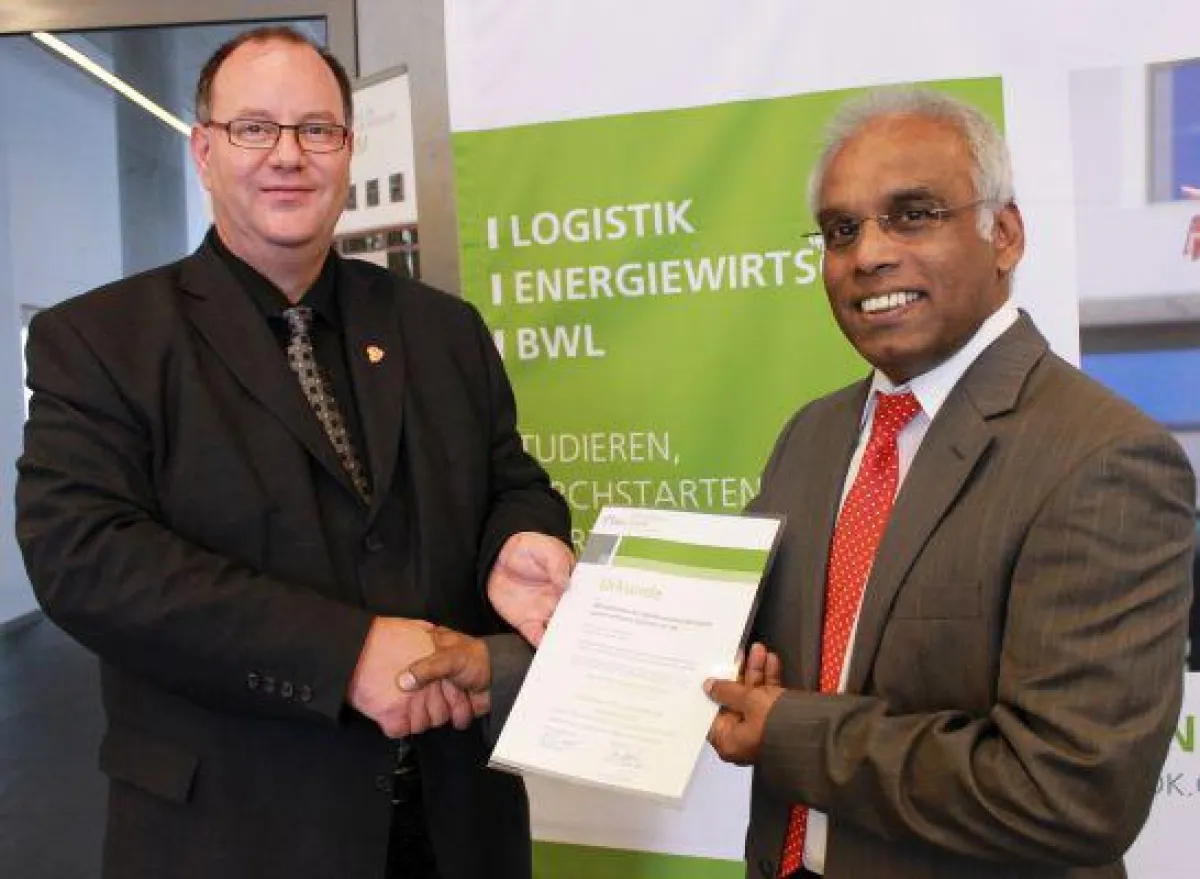 SRH-Rektor Prof. Dr. Joachim Opitz (links) gratulierte Prof. Dr. Pälmke und überreichte ihm symbolis