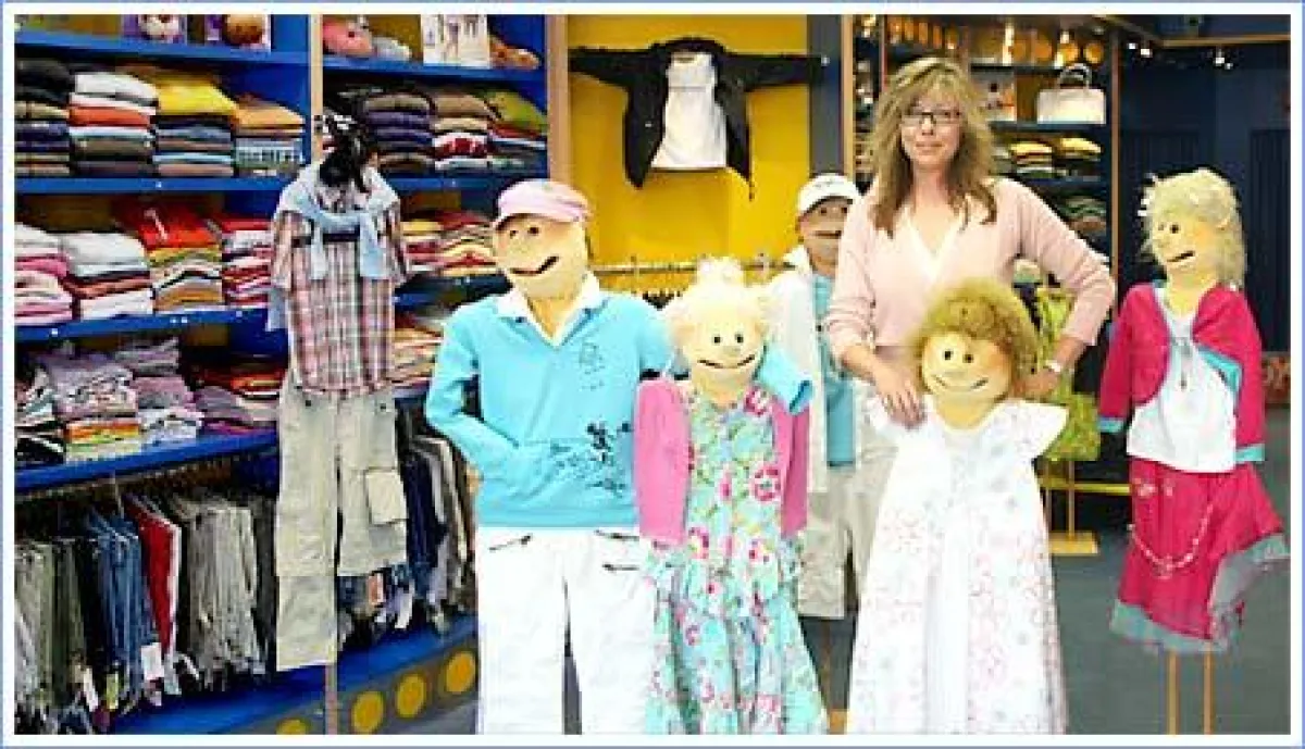 Inhaberin Nicole Lutz in Ihrem Kindermode-Fachgeschäft
