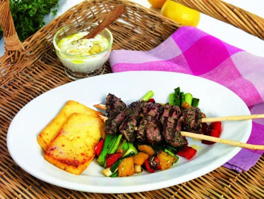 Bild: An den Grill, fertig, los: Bayerische Milchprodukte sorgen für Abwechslung auf dem Grillteller