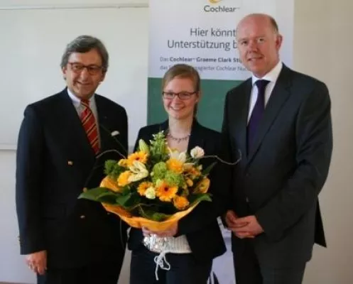 Bild: Studentin mit Hörimplantat bekommt Ehrung für beste Lernerfolge