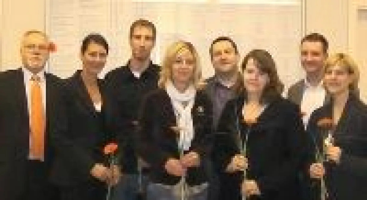 Die frisch gebackenen Kommunikationsmanager und Prof. Dr. Klaus Merten von der com+plus-Akademie (1. v. l.)