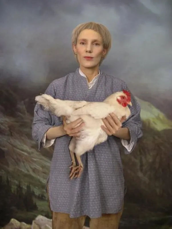 Junge mit Huhn, 2010, C-Print hinter Plexiglas, 130 x 97cm