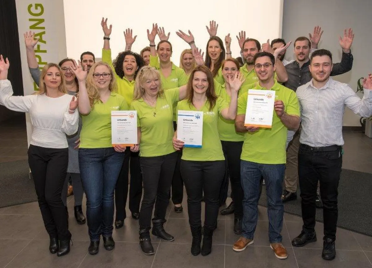 Im Bild: Das Team aus dem EWR-Kundenservice freut sich riesig über die Auszeichnung als „TOP-Lokalve