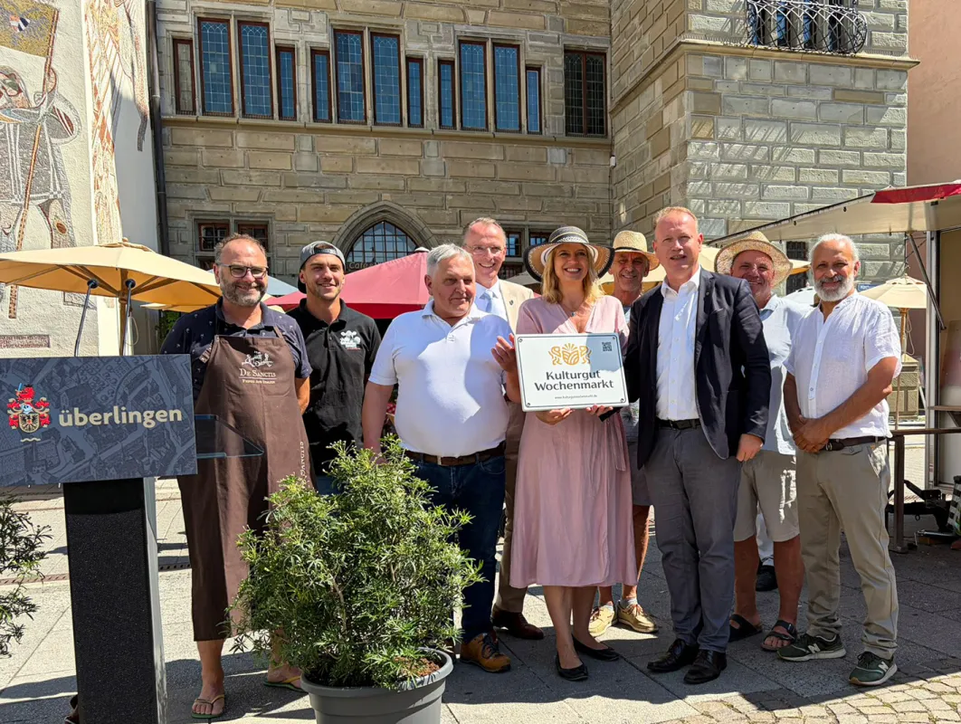 Staatssekretärin Sarah Schweizer MdL überreicht die Urkunde an den Überlinger OB Jan Zeitler (© Initiative Kulturgut Wochenmarkt)