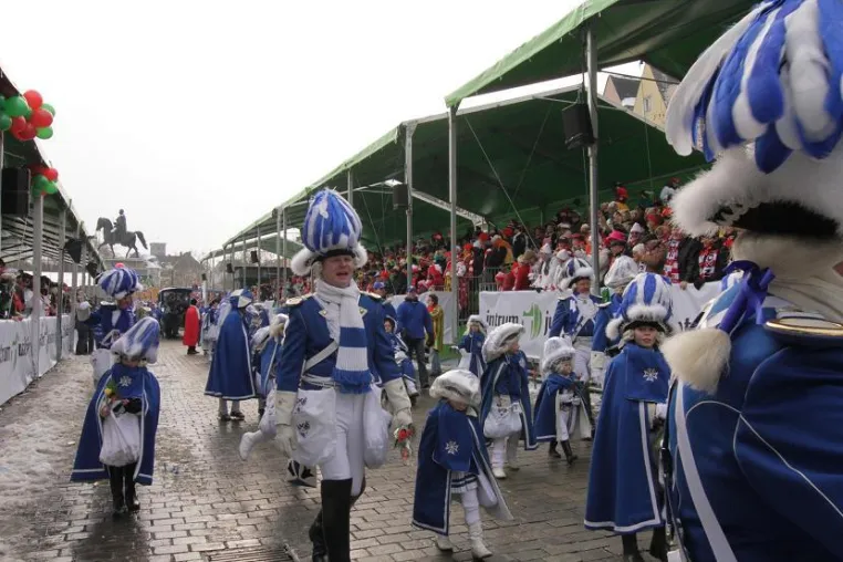 Bild: eps plant, baut und verkleidet Tribünen für Kölner Rosenmontagszug
