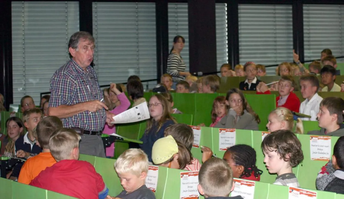 Auf einen Streifzug durch die Welt der Astronomie begaben sich gemeinsam mit Dozent Klaus Wetzel rund 500 Junior-Studenten der „KinderHochschule“