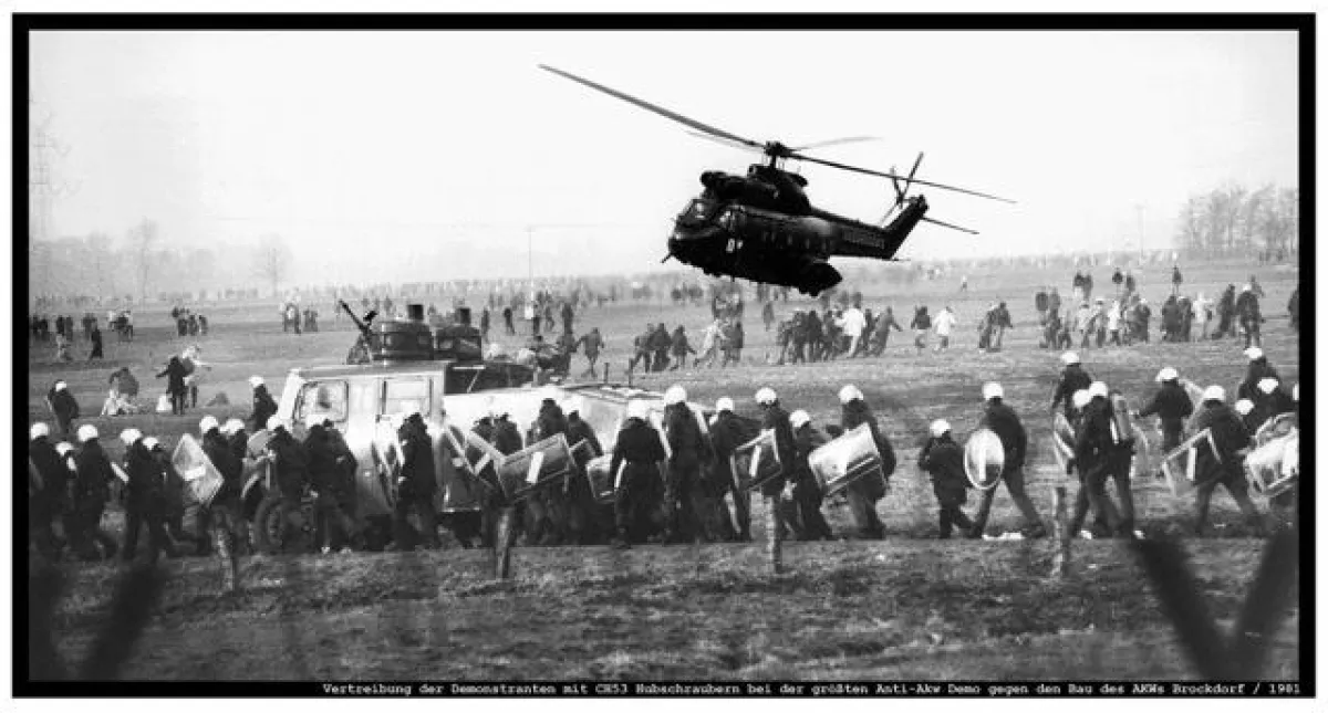 Bildunterschrift(©Herbert Piel): Vertreibung der Demonstranten, AKWs Brokdorf, 1981