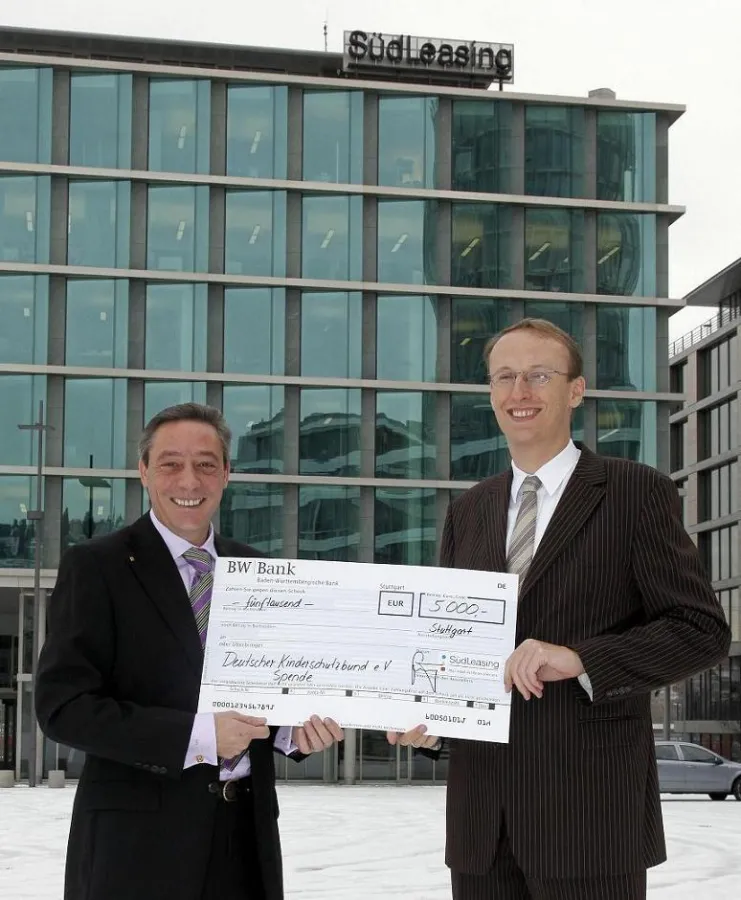 Spendenübergabe an den DKSB. Senator Armin K. Schroth, Sebastian Göring (rechts)